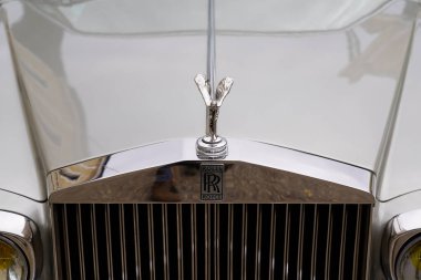 Bordeaux, Aquitaine France - 11 12 2022: Rolls Royce gümüş klasik araba farı ve logo markası ve radyatör ızgarasında ekstazi krom ile metni imzala
