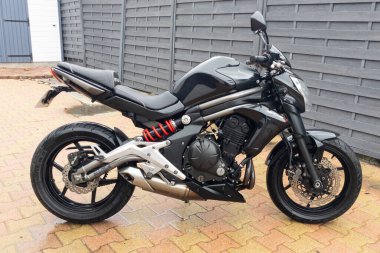 Bordeaux, Aquitaine France - 12 01 2022: Kawasaki er6 n roadster siyah motosiklet açık havada park edilmiş