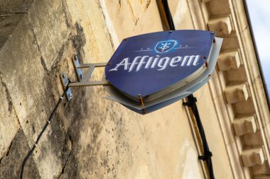 Bordeaux, Aquitaine France - 12 01 2022: Afligem marka ve metin logosu duvar önü restoranı Belçika bira barı