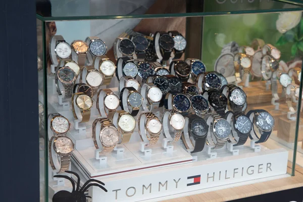 ボルドー アキテーヌフランス 2022年 トミーヒルフィガーブランドのロゴとテキストサイン表示ブティックの腕時計アメリカの店の窓の小売時計店 — ストック写真