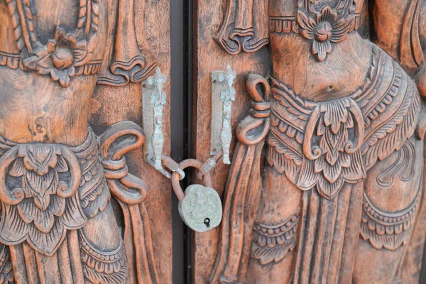 Резной Деревянной Двери Закрытой Старинным Замком Ключом Древней Защиты Ворот — стоковое фото