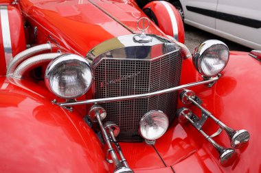 Bordeaux, Aquitaine France - 11 12 2022: Excalibur klasik araba ön ızgarası farlar ve krom korna