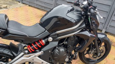 Bordeaux, Aquitaine France - 12 01 2022: Kawasaki logo markası ve er6n motorsiklet siyah benzin tankı yakıtı üzerindeki işaret