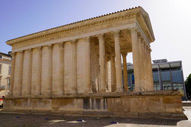 Güney Fransa 'nın Occitanie bölgesindeki Nimes' teki antik Roma tapınağı Maison Carree.