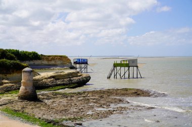 Garonne nehrindeki balıkçılar için tipik ahşap kulübe Saint-Palais-sur-Mer Atlantik kıyıları Fransa
