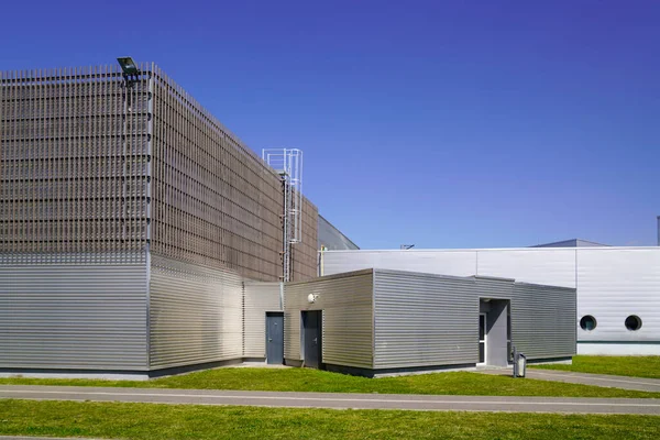 工厂建筑立面仓库 现代化的地方 蓝色的夏日天空 — 图库照片