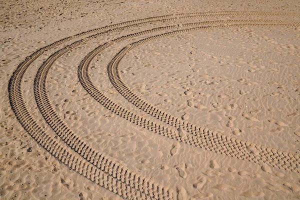 사막의 위에서 자동차 타이어 자국을 따라가는 위에서 — 스톡 사진