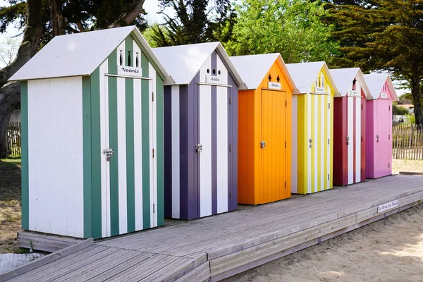 木制色彩斑斓的海滨小屋 前面板女孩名文字 — 图库照片