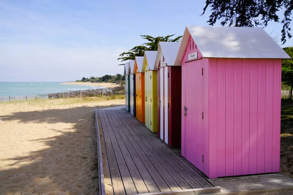 大西洋の砂浜のカラフルなビーチ小屋の行西フランス海岸 — ストック写真