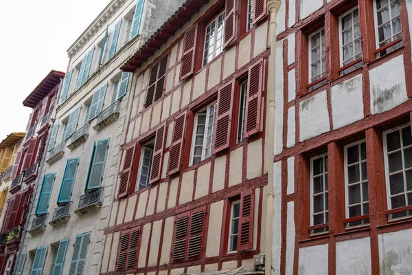 Rua Fachadas Tradicionais Coloridas Cidade Bayonne França — Fotografia de Stock