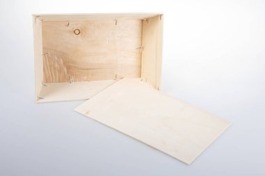 Beyaz arka planda izole edilmiş çam ağacından ambalaj ahşap şarap kutusu.