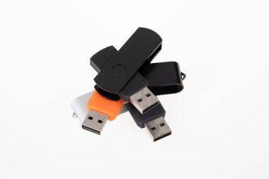 USB bellek yığını beyaz arkaplan üzerine sürücü şablonu modellemesi