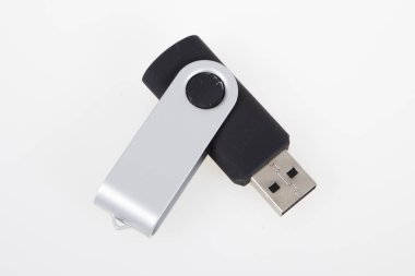 USB flaş bellek gümüş siyah beyaz arka planda açık