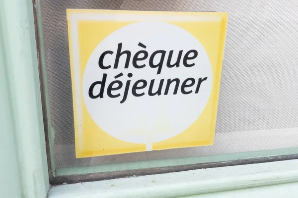 Bordeaux, Aquitaine France - 12 05 2022: çek dejeuner logosu ve yemek fişi Fransız restoranının girişinde.