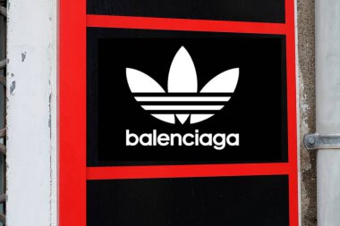 Bordeaux, Aquitaine France - 12 05 2022: Balenciaga adidas logosu ve Sportif Açılış Futbol Uygulanan Bahar İşbirliği çok uluslu ayakkabı üretimi mağazası