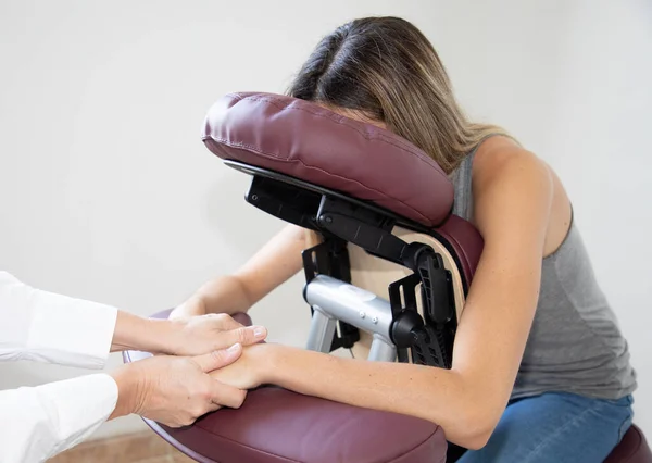 Massage Frau Therapeutin Tut Mädchen Massagen Der Hände Druck Auf — Stockfoto