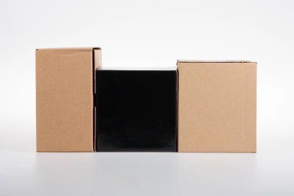Картонные Коробки Три Пакета Коричневый Черный Белый Фон — стоковое фото