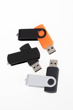 Üç usb flash bellek bir sürü anahtar çubuğu bellek