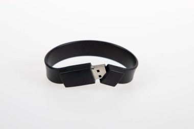 USB flaş bellek beyaz arkaplan üzerine bilezik anahtar kayışı ayarlandı