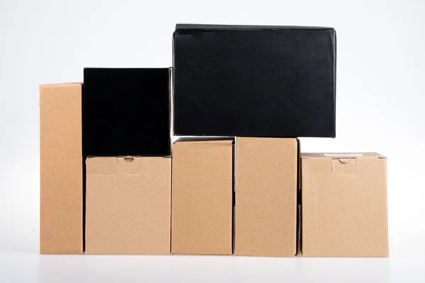 Siyah Kahverengi Karton Kutular Beyaz Arka Planda Geri Dönüştürüldü — Stok fotoğraf
