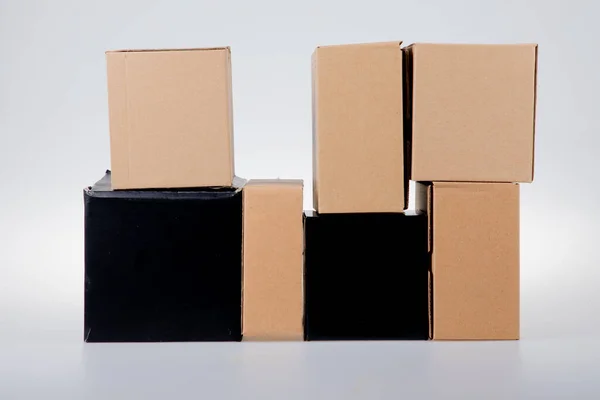 Πολλά Κουτιά Από Χαρτόνι Σωρούς Μαύρο Καφέ Λευκό Γκρι Φόντο — Φωτογραφία Αρχείου