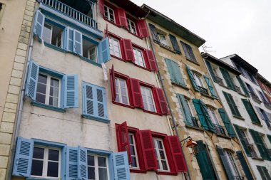 Bask Bölgesi süngüsü Fransa 'da tipik bir Bask evi cephesi.