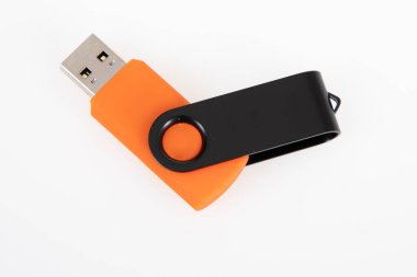 turuncu USB flash disk anahtarı beyaz arkaplanda izole edildi