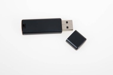 USB flash bellek beyaz arkaplan üzerindeki kapak bellek çubuğunu aç