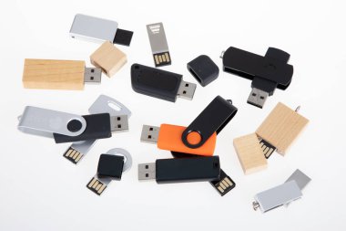 Birçok USB flaş anahtar sürücüsü beyaz arkaplanda farklı renk boyutunda birçok anahtar