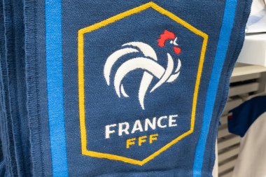 Bordeaux, Aquitaine France - 12 12. 2022: Fransız futbol topu Fransız futbol takımı eşarbı Mavi Kırmızı Fransa Dünya Kupası 'nı desteklemek için