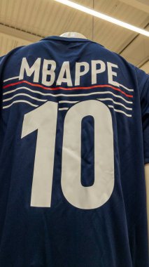 Bordeaux, Aquitaine France - 12 12 2022: Fransız futbol takımı tişörtü oyuncunun 10 numaralı Mbappe France Millî Futbol Takımı