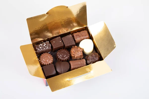 Válogatás Finom Csokoládé Cukorkák Kis Ajándék Arany Doboz Étkezési Tejcsokoládé — Stock Fotó