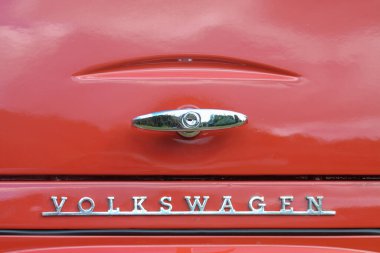 Bordeaux, Aquitaine France - 12 12 2022: Vw taşıyıcı logosu ve geri dönüş kodu Volkswagen otobüsü ayrıştırılmış vintage araba aracı