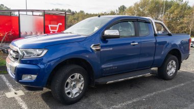 Bordeaux, Aquitaine France - 05 01 2022: Ford Ranger sınırlı kral taksisi logosu Amerikan çokuluslu otomobil üreticisi