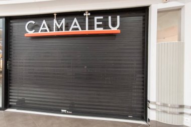 Bordeaux, Aquitaine France - 12: 15 2022: Camaieu kapanan mağaza perdesi Camaeiu logosunun kapatılması ve iflası üzerine Fransız perakende giyim şirketinin imzası atıldı