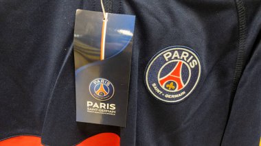 Paris, Seine France - 12: 15 2022: PSG logosu işareti ve futbol kulübü Paris Saint-Germain 'in marka metin gömlek hayranı