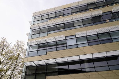 Balkon pencereli modern kahverengi bina çerçeve ve teras dış mimarisi