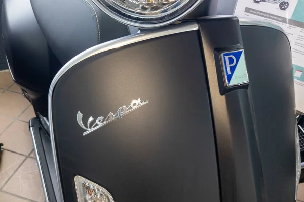 ボルドー アキテーヌフランス 2023年 Vespaイタリアブランドのテキストとロゴサインフロントのスクーターグレーネオレトロモダンなピアジオ製 — ストック写真