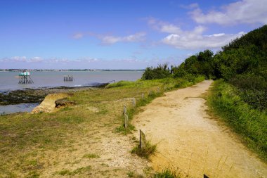 Fransa 'nın batı Atlantik kıyısındaki kumsala giden yol.