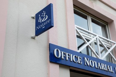 Bordeaux, Aquitaine France - 30 01 2023: Notaire French marka metin noter cephesi mavi işaret logosu ofis binası