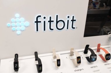 Bordeaux, Aquitaine France - 09 02 2023: Tablet PC Fitness Tracker mağazasının vitrininde Fitbit tabelası metin ve markalı mobil uygulama