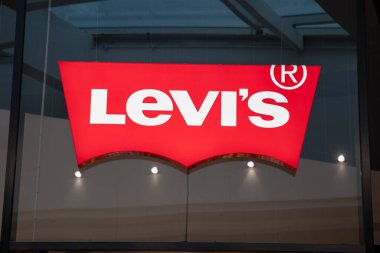 Bordeaux, Aquitaine France - 02: 25 2023: Levi 's tabelası ve Amerikan giyim mağazasının ön logosu kot pantolon üreticisi Levis