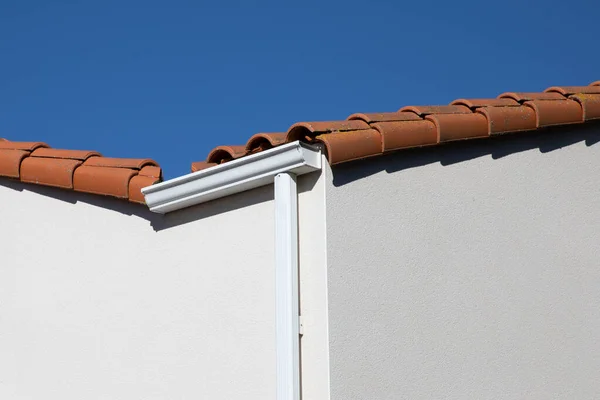 Gutter Αλουμινίου Λευκό Για Roof Corner Του Νέου Σπιτιού — Φωτογραφία Αρχείου