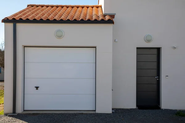 Facciata Garage Sezionale Bianco Porta Casa Grigio Della Casa Residenziale — Foto Stock