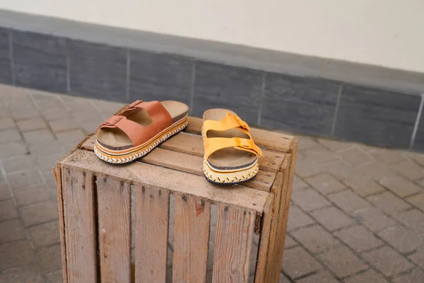时装店货架上的夏鞋 — 图库照片