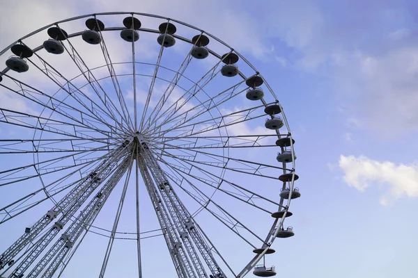Funfairs Ferris Wheel Amusement Park Funfair Attraction Blue Cloud Sky — Fotografia de Stock