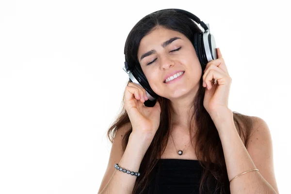 Joyeux Jeune Femme Souriant Fermé Rêve Écouter Musique Chanson Casque — Photo