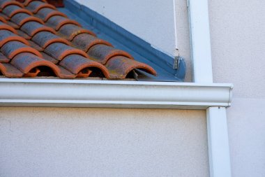Lüks, tek kişilik bir aile evinin ön cephesinde beyaz oluk sistemi var.