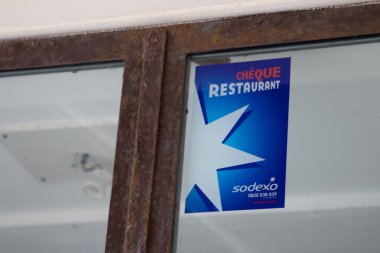 Bordeaux, Aquitaine France - 03 05 2023: Sodexo çek restoranı logosu ve Fransız etiketli restoran kuponu ön kapı girişi