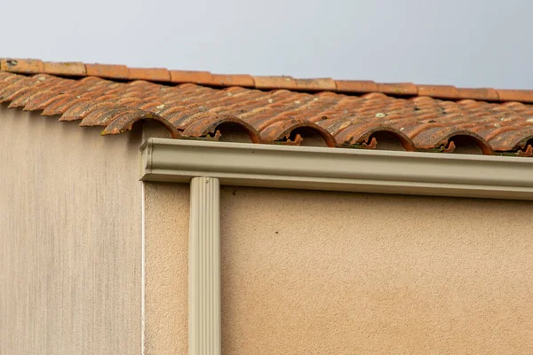 帯状疱疹の屋根のガターエッジのベージュのエッジ — ストック写真